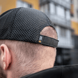 Mand iført M-Tac Mesh Flex Ripstop Baseball Cap med justerbar Velcro-strop og mesh-panel til ventilation i udendørs miljø.