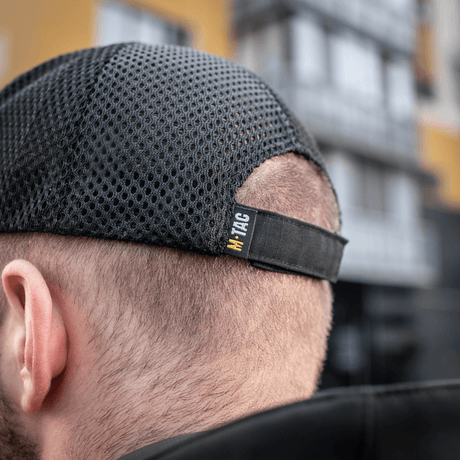 Mand iført M-Tac Mesh Flex Ripstop Baseball Cap med justerbar Velcro-strop og mesh-panel til ventilation i udendørs miljø.
