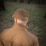 Person med M-Tac Mesh Flex Ripstop Baseball Cap set bagfra i skovmiljø