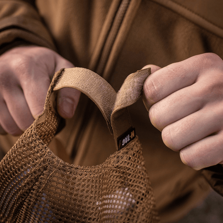 Nærbillede af M-Tac Mesh Flex Ripstop Baseball Cap med justerbar velcro-strop og mesh-paneler, der viser holdbarhed og ventilation.