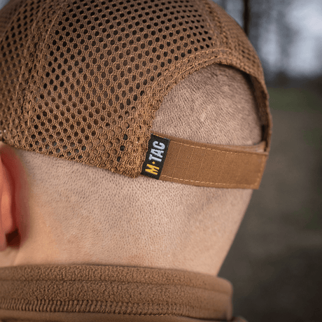 Person iført M-Tac Mesh Flex Ripstop Baseball Cap set bagfra med justerbar Velcro-strop og åndbar mesh for ventilation.