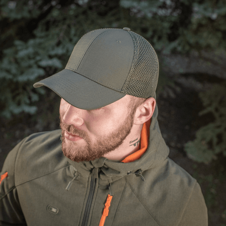 Mand iført M-Tac Mesh Flex Ripstop Baseball Cap med mesh-paneler til ventilation udendørs i naturmiljø.