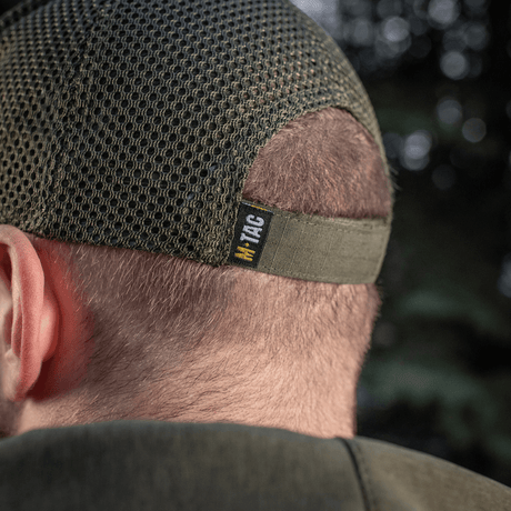 M-Tac Mesh Flex Ripstop Baseball Cap med justerbar Velcro-strop og mesh-panel for optimal ventilation, set bagfra i en udendørs setting.