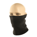 Model med M-Tac Polartec Lang Tubehalstørklæde i sort fleece, alsidigt tilbehør til beskyttelse mod elementerne. Ideel til koldt vejr.