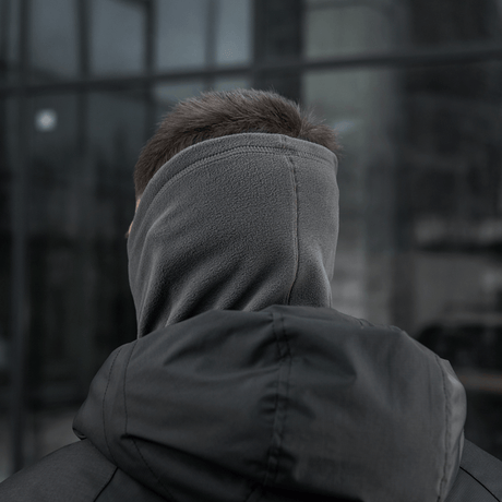 M-Tac Polartec Lang Tubehalstørklæde bæres i koldt vejr, holder hals og ansigt varmt, ideelt for udendørs aktiviteter.