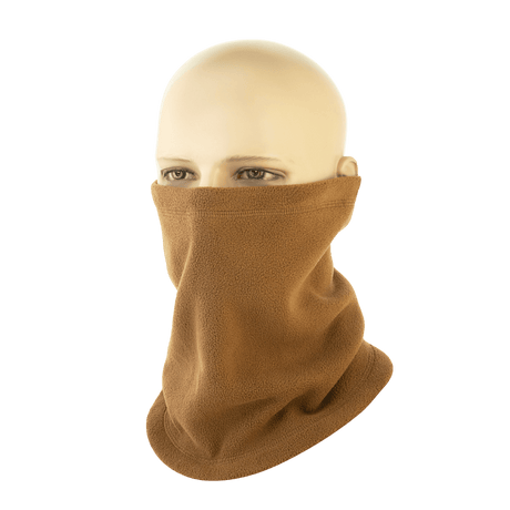 M-Tac Snood Elite Kort Justerbar Fleece i brug som ansigtsmaske på en mannequin, beskytter mod kulde og vind med justerbar pasform.
