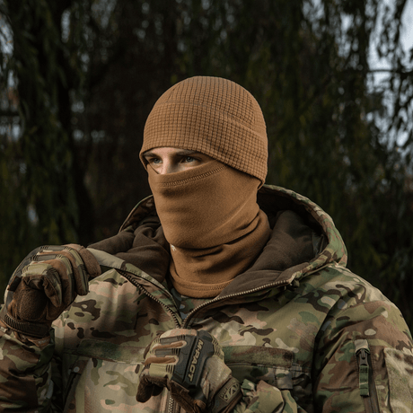 M-Tac Rip-Stop Fleece Hjelmliner i brug under koldt vejr, holdbar og vindtæt, ideel til udendørs aktiviteter i vinter.