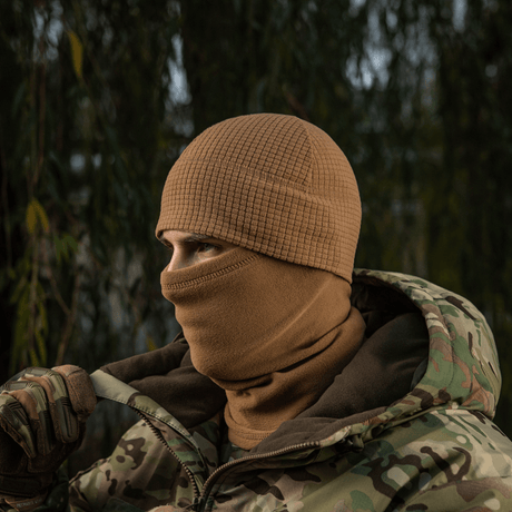 M-Tac Rip-Stop Fleece Hjelmliner i brug under kølige forhold, slidstærk og varm, perfekt til beskyttelse mod vind og kulde.