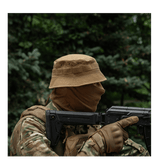 Person iført militærudstyr og en Panama-hat i skoven, iført M-Tac Panamahat Gen. II Summer Flex.