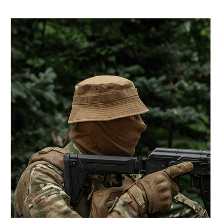 Person iført militærudstyr og en Panama-hat i skoven, iført M-Tac Panamahat Gen. II Summer Flex.