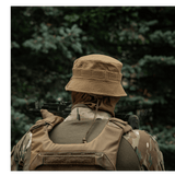 Person iført M-Tac Panamahat Gen. II Summer Flex i skovmiljø, perfekt til sommerbrug med solbeskyttelse og let vægt.