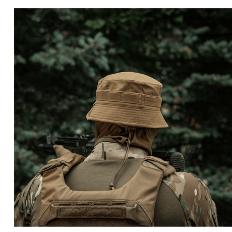 Person iført M-Tac Panamahat Gen. II Summer Flex i skovmiljø, perfekt til sommerbrug med solbeskyttelse og let vægt.