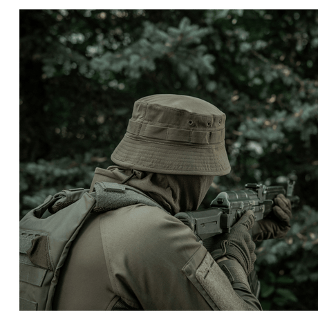 Person iført M-Tac Panamahat Gen. II Summer Flex i en skovmiljø, der demonstrerer solbeskyttelse og komfort