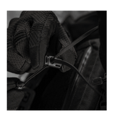 Næroptagelse af sort handske justerer en snøre på en M-Tac taske