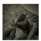 Person iført M-Tac Panamahat Gen. II Summer Flex justerer snoretræk med handsker på.