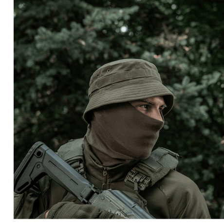 Mand i taktisk udstyr iført M-Tac Panamahat Gen. II Summer Flex i naturen