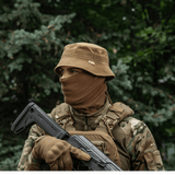 Person iført M-Tac Panamahat Gen. II Summer Flex i skov, camouflage outfit, bevæbnet, sommerbeklædning