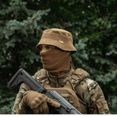 Person iført M-Tac Panamahat Gen. II Summer Flex i skov, camouflage outfit, bevæbnet, sommerbeklædning