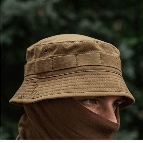 M-Tac Panamahat Gen. II Summer Flex, brun panamahat med semi-rigid skygge, ideel til sommergebrug med solbeskyttelse, set på model.