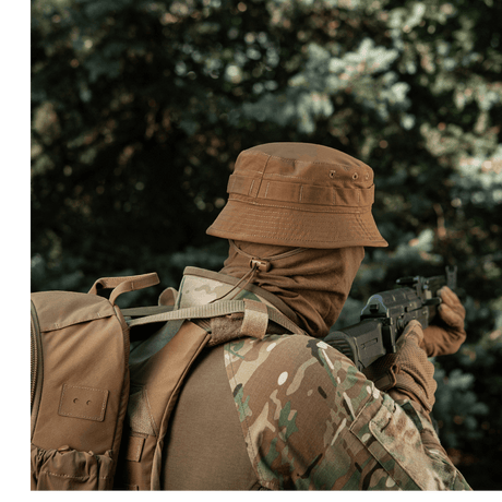 M-Tac Panamahat Gen. II Flex Rip-Stop i brug til taktisk formål, viser slidstærk komfort og skjulte syninger i naturmiljø.