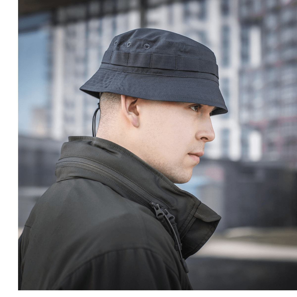 Person iført M-Tac Panamahat Gen. II Flex Rip-Stop i sort, designet til komfort og slidstyrke, perfekt til sommerbrug