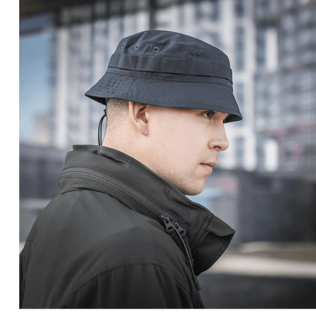 Person iført M-Tac Panamahat Gen. II Flex Rip-Stop i sort, designet til komfort og slidstyrke, perfekt til sommerbrug