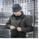 Mand iført M-Tac Panamahat Gen. II Flex Rip-Stop på en bybaggrund, der viser hattens stil og anvendelighed.