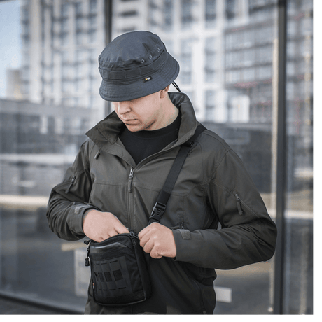 Mand iført M-Tac Panamahat Gen. II Flex Rip-Stop på en bybaggrund, der viser hattens stil og anvendelighed.