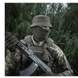 Soldat iført M-Tac Panamahat Gen. II Flex Rip-Stop med camouflage i naturmiljø.
