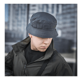 Mand iført M-Tac Panamahat Gen. II Flex Rip-Stop i bymiljø, komfortabel til hverdagsbrug, lavet af slidstærkt rip-stop stof.