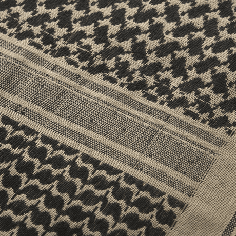 Nærbillede af M-Tac Shemagh Tørklæde i klassisk arabisk kufia-design, 100% bomuld, størrelse 110x110 cm, til beskyttelse mod sol, sand, vind.