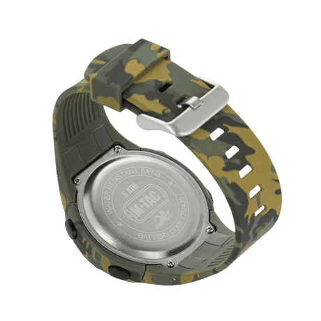 M-Tac Tactical Ur 2166 i camouflage, med stålkasse, vandresistens 5ATM, robust til udendørs og taktisk brug. Batterikode CR2430.