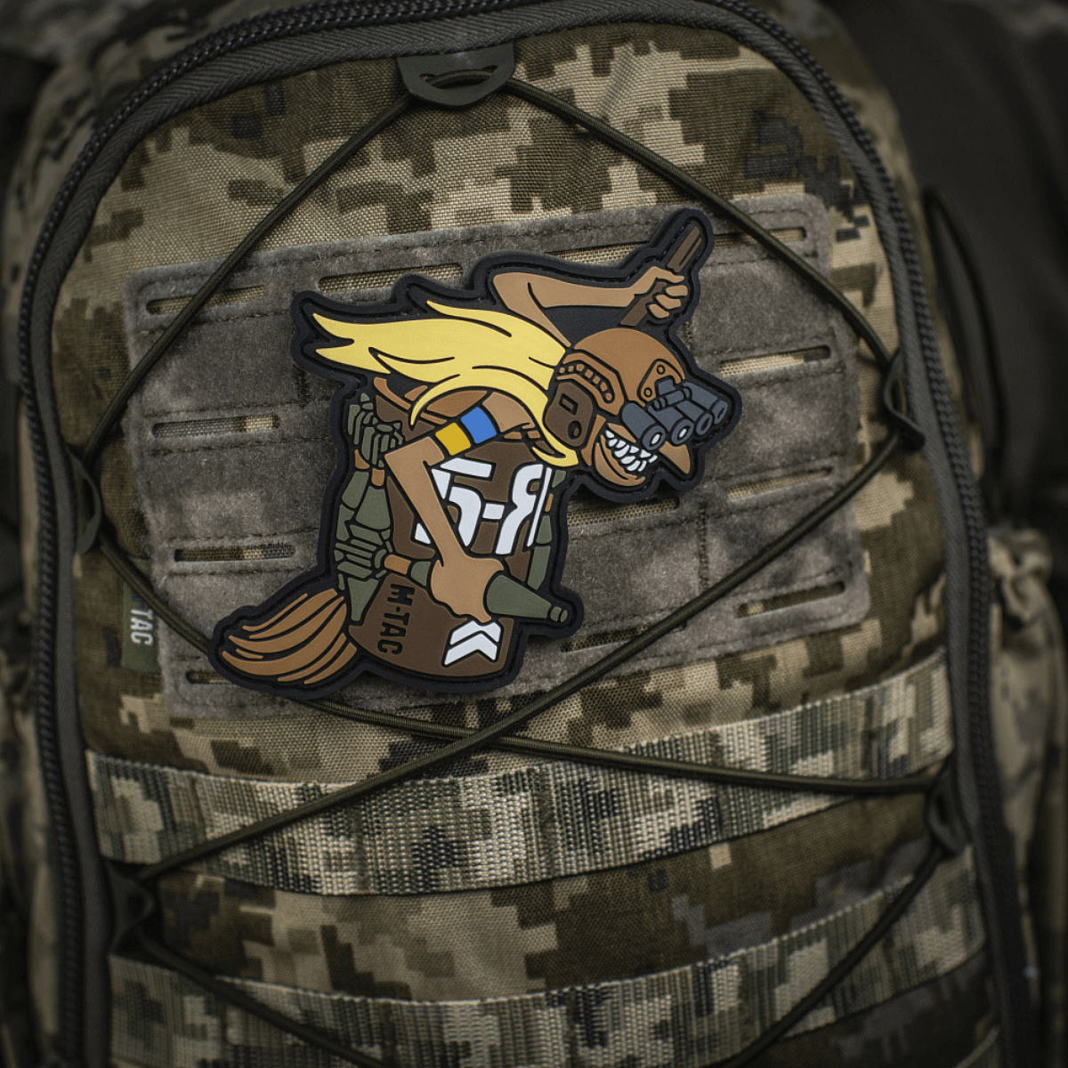 M‑Tac Patch Baba-Yaga Vertical på camouflage rygsæk, viser UAV-operatør med natkikkert og granater, inspireret af ukrainsk UAV-team.
