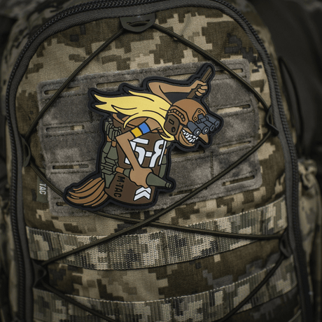 M‑Tac Patch Baba-Yaga Vertical på camouflage rygsæk, viser UAV-operatør med natkikkert og granater, inspireret af ukrainsk UAV-team.