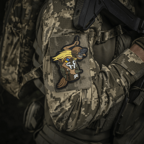 M‑Tac Patch Baba-Yaga Vertical på camouflagejakke, inspireret af ukrainske UAV-operatører, viser Baba Yaga med natkikkert og granater.