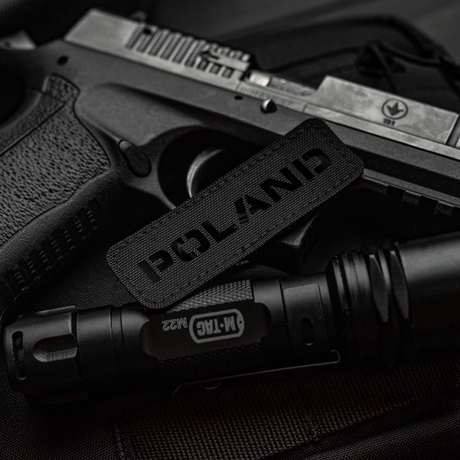 M‑Tac Patch Poland End-to-End 25x80 i Cordura 500D med velcrofastgørelse og Laser Cut-design, vist sammen med sort udstyr.