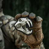 M‑Tac Patch Old Tiger med 3D tigerkranium, holdt af soldat i kamuflagetøj, symboliserer mod og erfaring, PVC med velcrofastgørelse.