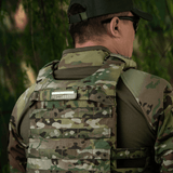 M-Tac Patch Flag 25x80 Mini Squares monteret på taktisk veste, lavet af Cordura 500D, med velcro fastgørelse. Holdbart og moderne design.