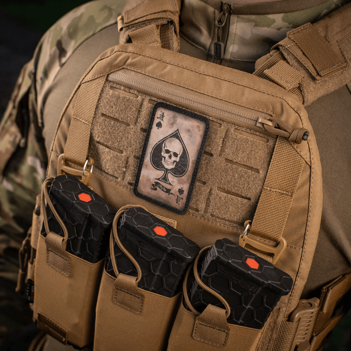 M-Tac Patch Ace of Spades på militærvest med vintage stil, viser spar es kranie design. Robust Cordura 500D med velcro montering.