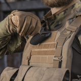 Soldat med M-Tac Spartan Hjelm Patch på vest, viser tapperhed og styrke, lavet af Cordura 500D for holdbarhed, 70x80 mm med velcro.