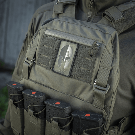 M-Tac Spartan Hjelm Patch på taktisk vest, symboliserer mod og styrke, lavet af Cordura 500D i vintage-look med Spartan hjelm.