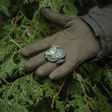 M-Tac Ace of Spades 3D PVC Patch i gloved hand, på en baggrund af grene