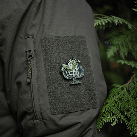 M-Tac Ace of Spades 3D PVC Patch på jakke, fastgjort med Velcro, ideel til militær og outdoor.