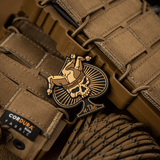 M-Tac Ace of Spades 3D PVC Patch fastgjort på taktisk taske med Velcro. Størrelse 50x60 mm, robust militært design, perfekt til outdoor.
