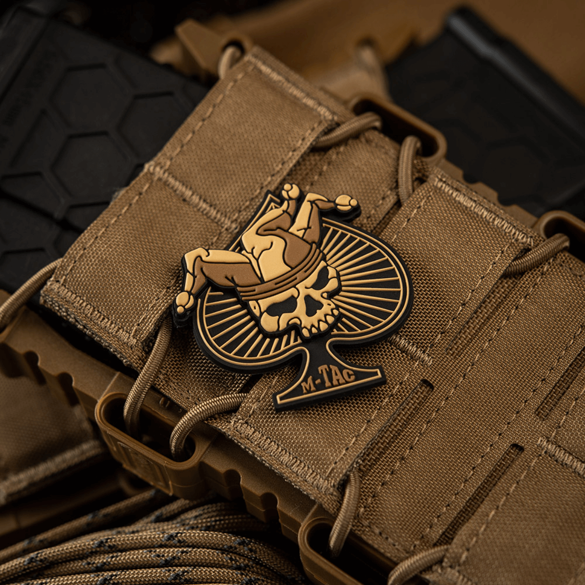 M-Tac Ace of Spades 3D PVC Patch på taktisk rygsæk, robust og slidstærkt design til militær og outdoor-brug, 50x60mm, Velcro-fæstning.