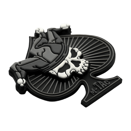 M-Tac Ace of Spades 3D PVC Patch taktisk morale patch med Velcro, robust PVC-materiale, perfekt til militær og outdoor-brug, 50x60 mm.