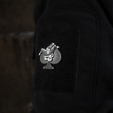 M-Tac Ace of Spades 3D PVC Patch fastgjort på sort jakke med Velcro, taktisk morale patch til militær og outdoor-aktiviteter.