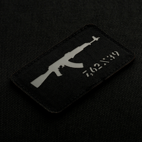 M-Tac AKM 7,62x39 Laser Cut Patch med Velcro, slidstærkt Cordura-materiale, designet med AKM-våbensymbol til taktisk brug.