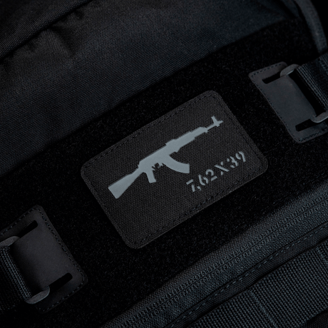 M-Tac AKM 7,62x39 Laser Cut Patch fastgjort på sort rygsæk, lavet af Cordura 500D, holdbar med Velcro hook, taktisk design til outdoor.