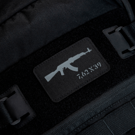 M-Tac AKM 7,62x39 Laser Cut Patch fastgjort på sort rygsæk med Velcro.